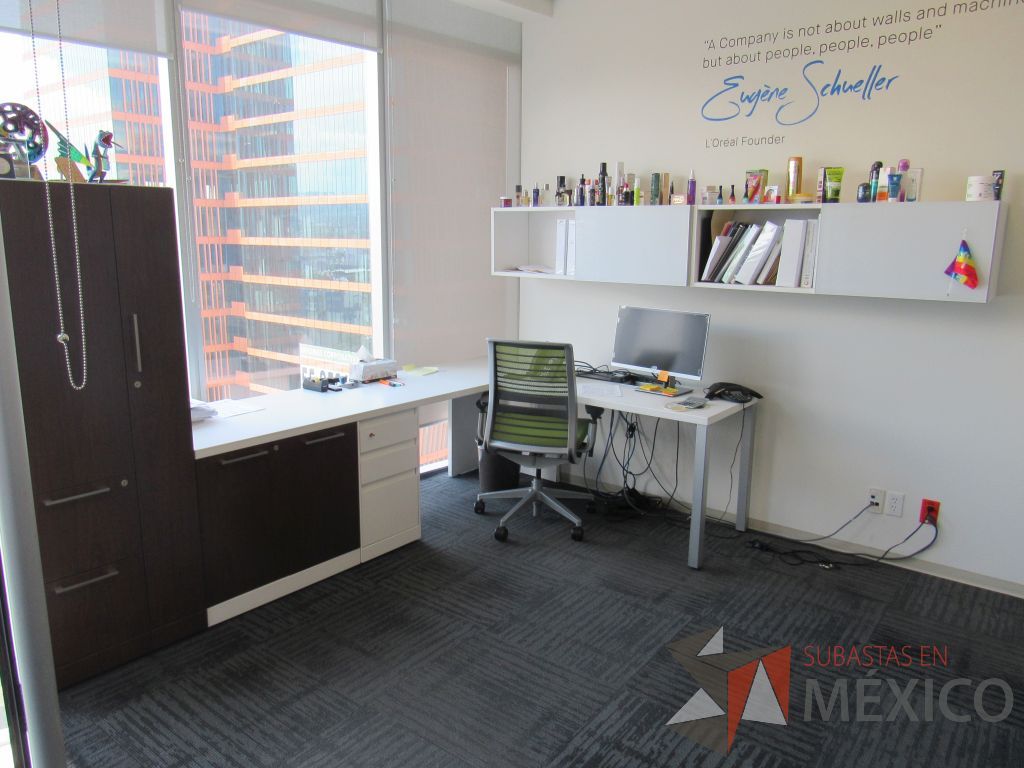 Lote 033 - Escritorio en escuadra con gabinete de pedestal de 2 puertas color café y cubierta color blanco, gabinete alto con 2 puertas y 2 cajones color café y gabinete empotrado con 2 puertas. - Imagen 6