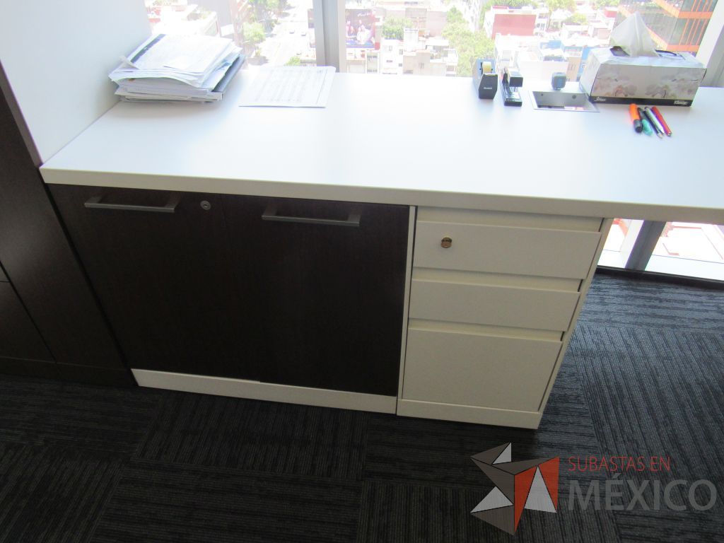 Lote 033 - Escritorio en escuadra con gabinete de pedestal de 2 puertas color café y cubierta color blanco, gabinete alto con 2 puertas y 2 cajones color café y gabinete empotrado con 2 puertas. - Imagen 7