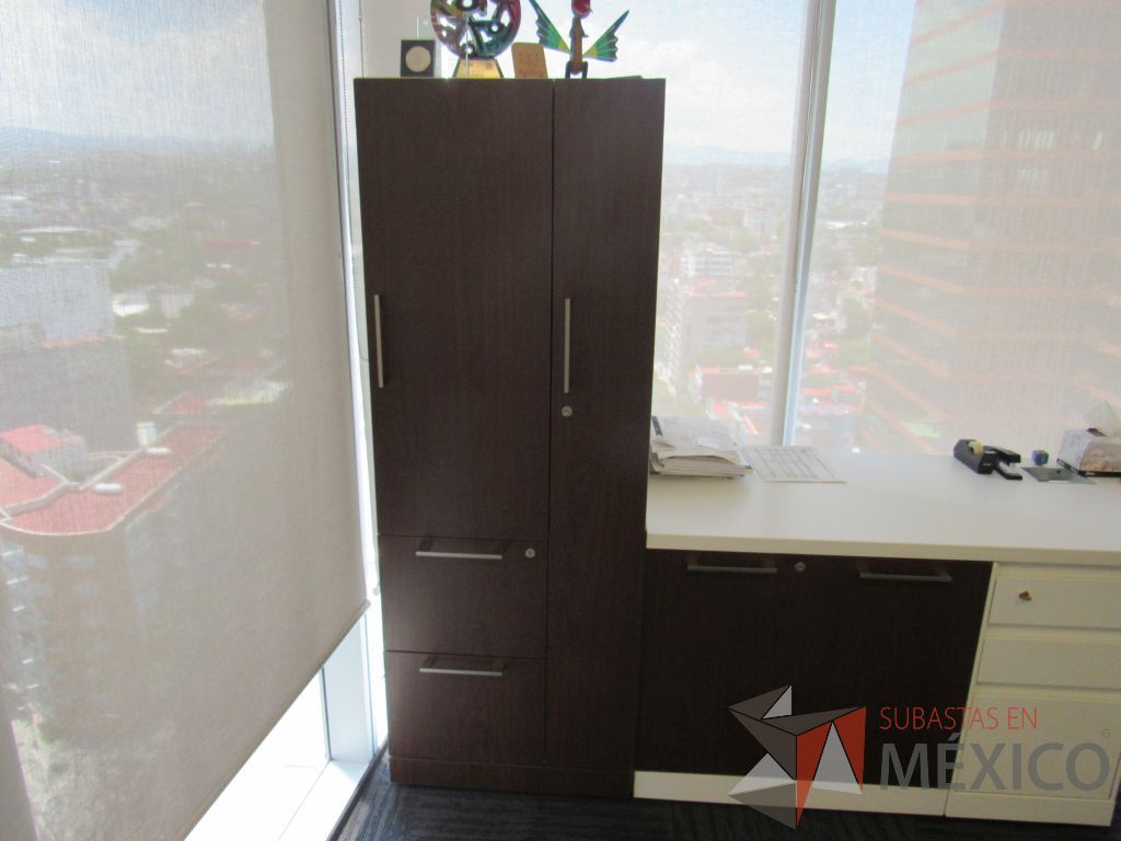 Lote 033 - Escritorio en escuadra con gabinete de pedestal de 2 puertas color café y cubierta color blanco, gabinete alto con 2 puertas y 2 cajones color café y gabinete empotrado con 2 puertas. - Imagen 11