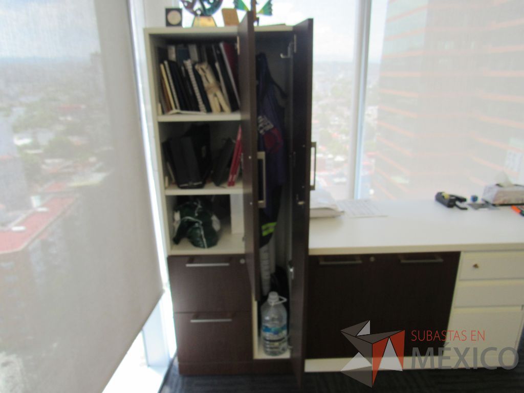Lote 033 - Escritorio en escuadra con gabinete de pedestal de 2 puertas color café y cubierta color blanco, gabinete alto con 2 puertas y 2 cajones color café y gabinete empotrado con 2 puertas. - Imagen 13