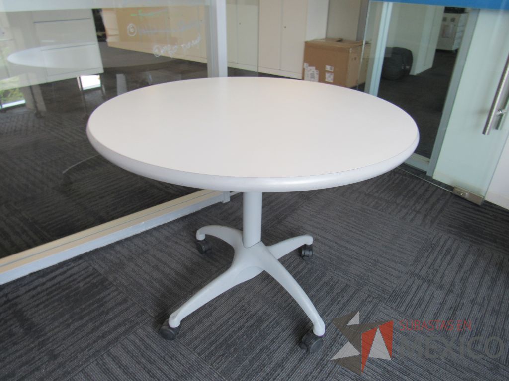 Lote 035 - Mesa de trabajo circular con estructura metálica color gris, ruedas color negro, cubierta color blanco. - Imagen 8