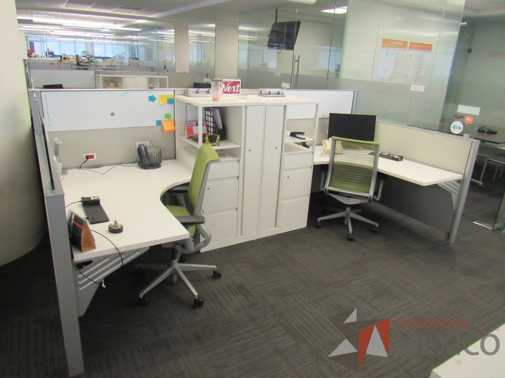 Lote 050 - Estación de trabajo para 4 personas con 4 gabinetes altos de 3 cajones, 1 puerta y 1 entrepaño color blanco. - Imagen 3