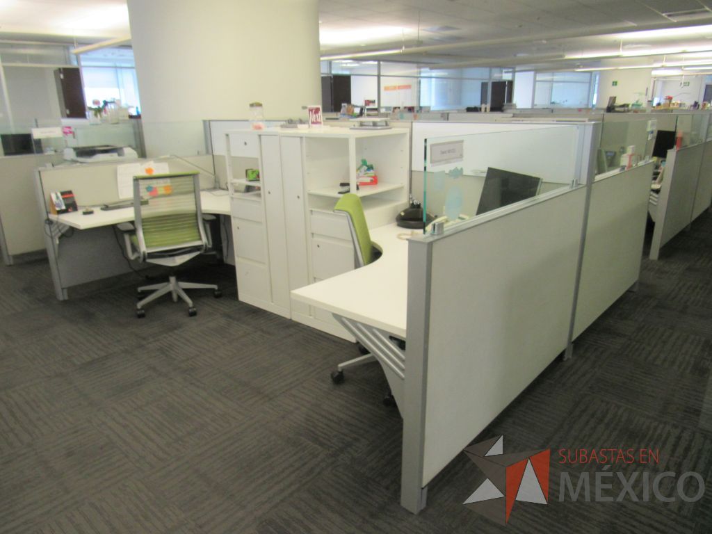 Lote 050 - Estación de trabajo para 4 personas con 4 gabinetes altos de 3 cajones, 1 puerta y 1 entrepaño color blanco. - Imagen 4