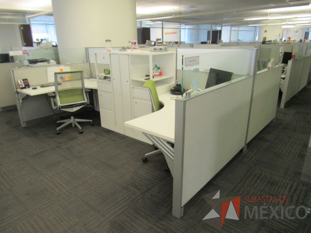 Lote 050 - Estación de trabajo para 4 personas con 4 gabinetes altos de 3 cajones, 1 puerta y 1 entrepaño color blanco. - Imagen 5