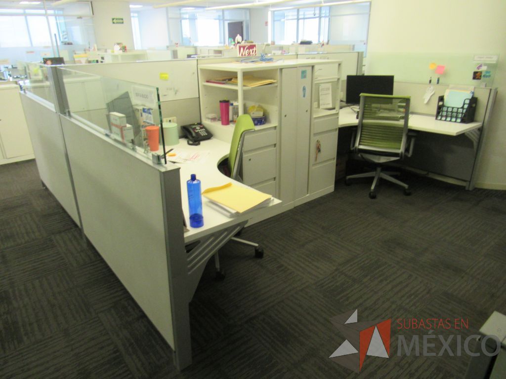 Lote 050 - Estación de trabajo para 4 personas con 4 gabinetes altos de 3 cajones, 1 puerta y 1 entrepaño color blanco. - Imagen 6