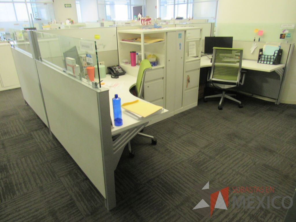 Lote 050 - Estación de trabajo para 4 personas con 4 gabinetes altos de 3 cajones, 1 puerta y 1 entrepaño color blanco. - Imagen 7