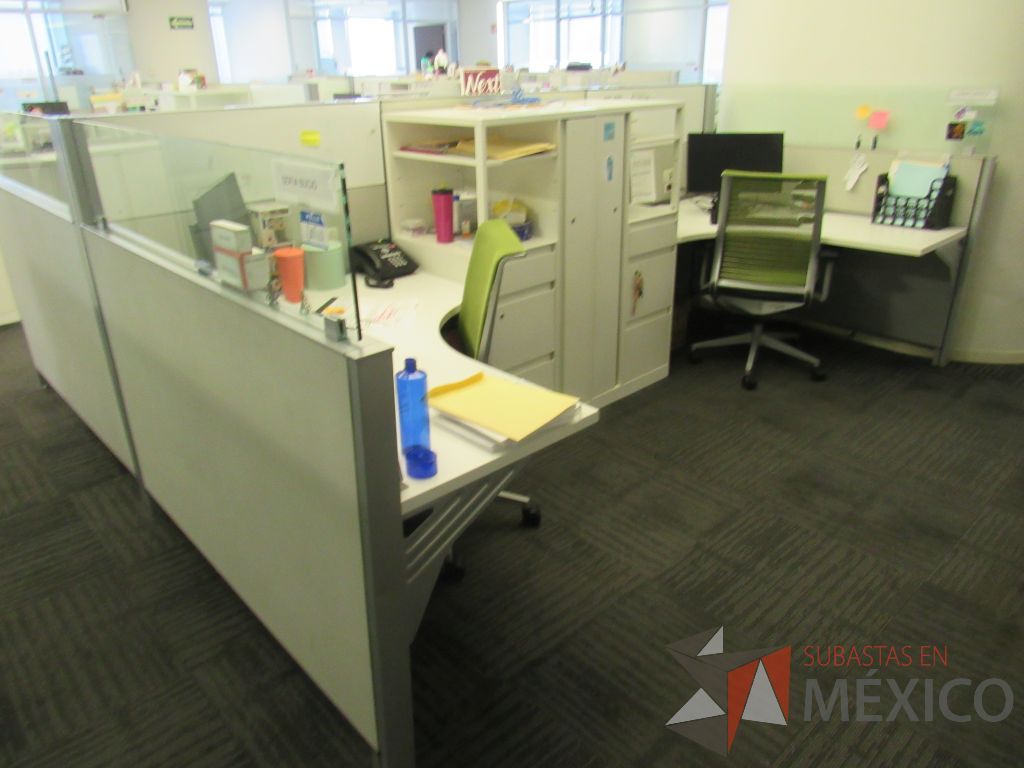Lote 050 - Estación de trabajo para 4 personas con 4 gabinetes altos de 3 cajones, 1 puerta y 1 entrepaño color blanco. - Imagen 8