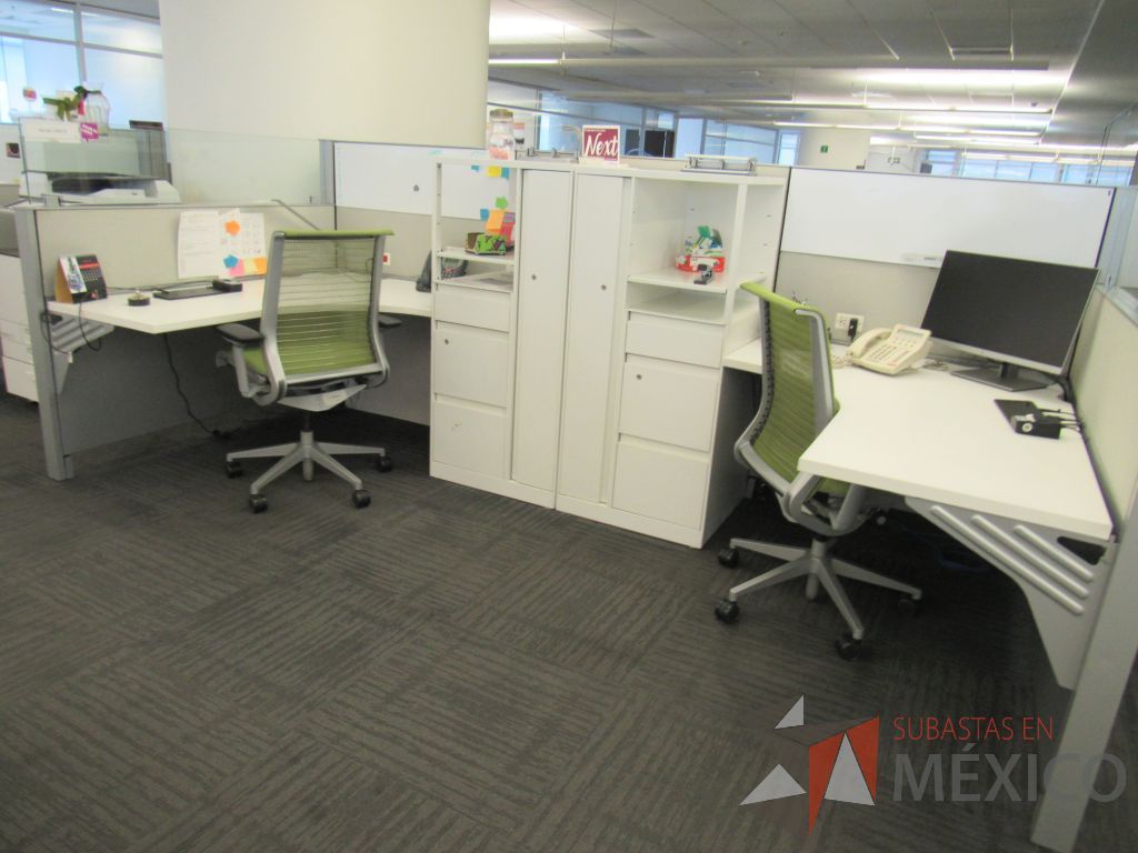 Lote 050 - Estación de trabajo para 4 personas con 4 gabinetes altos de 3 cajones, 1 puerta y 1 entrepaño color blanco. - Imagen 9