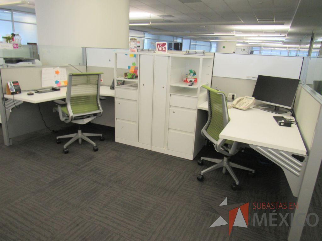 Lote 050 - Estación de trabajo para 4 personas con 4 gabinetes altos de 3 cajones, 1 puerta y 1 entrepaño color blanco. - Imagen 10