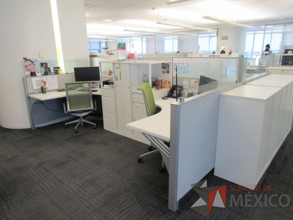 Lote 050 - Estación de trabajo para 4 personas con 4 gabinetes altos de 3 cajones, 1 puerta y 1 entrepaño color blanco. - Imagen 11