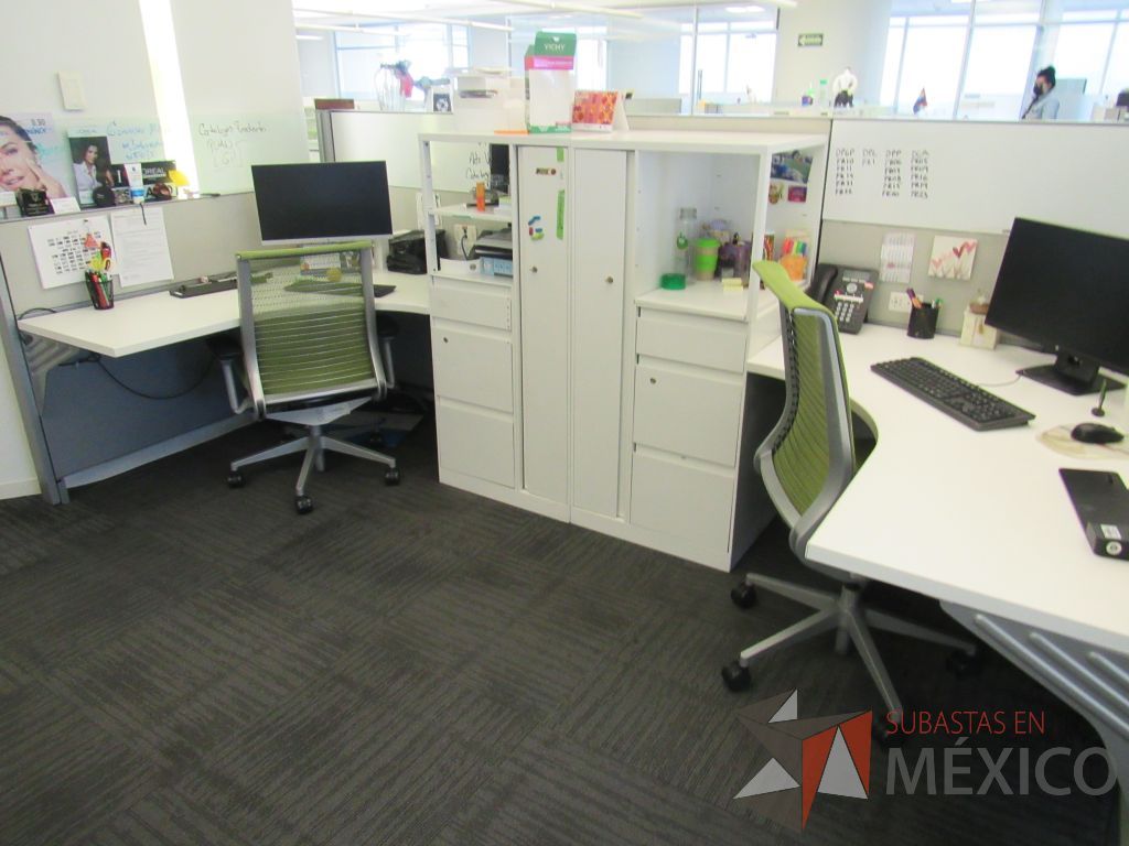 Lote 050 - Estación de trabajo para 4 personas con 4 gabinetes altos de 3 cajones, 1 puerta y 1 entrepaño color blanco. - Imagen 13