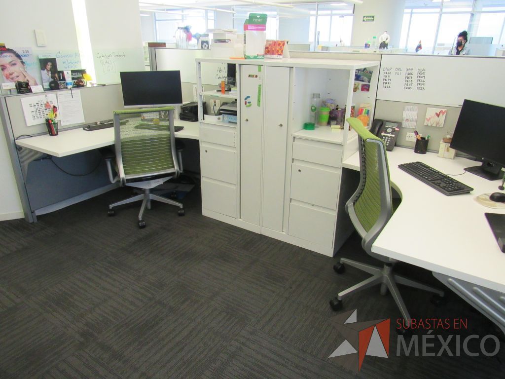 Lote 050 - Estación de trabajo para 4 personas con 4 gabinetes altos de 3 cajones, 1 puerta y 1 entrepaño color blanco. - Imagen 14