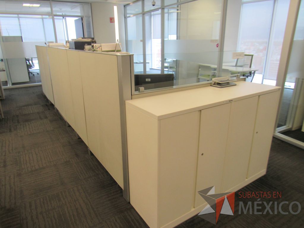 Lote 094 - Estación de trabajo para 3 personas con 3 gabinetes altos de 3 cajones, 1 puerta y 1 entrepaño color blanco. - Imagen 2