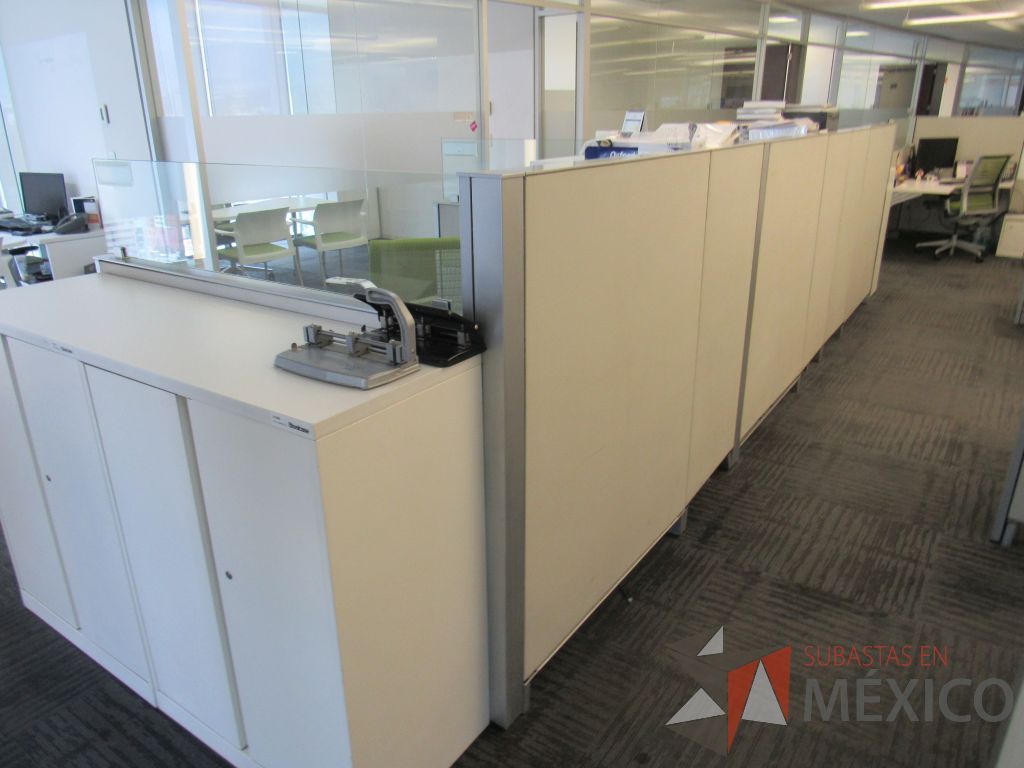 Lote 094 - Estación de trabajo para 3 personas con 3 gabinetes altos de 3 cajones, 1 puerta y 1 entrepaño color blanco. - Imagen 3