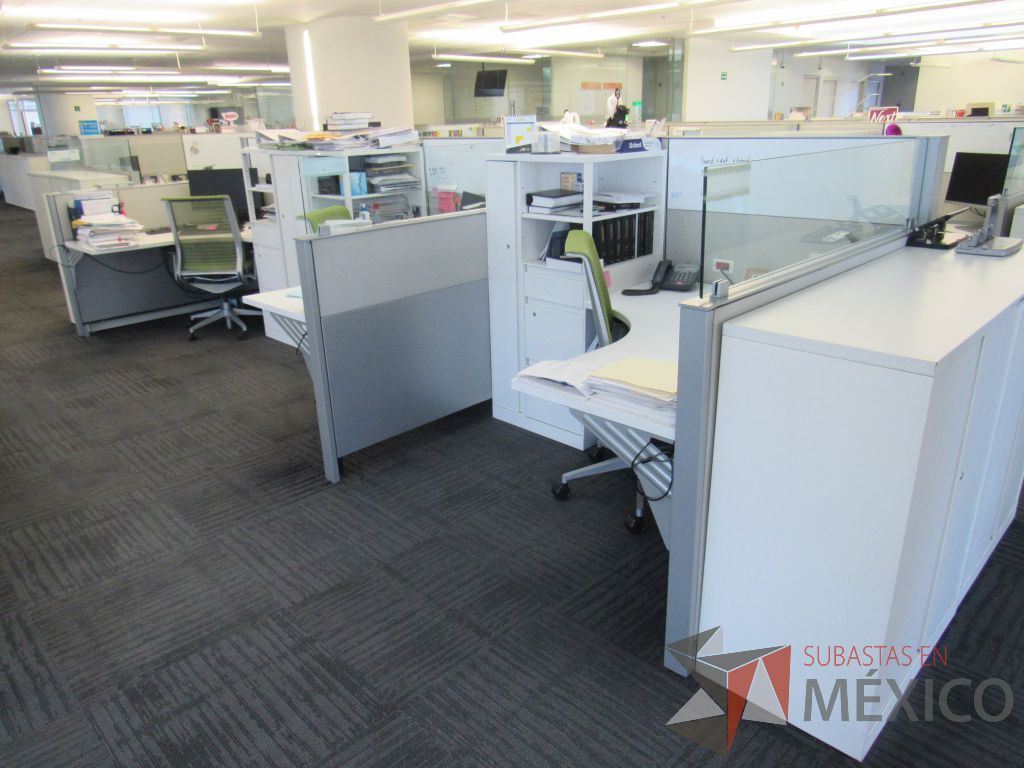Lote 094 - Estación de trabajo para 3 personas con 3 gabinetes altos de 3 cajones, 1 puerta y 1 entrepaño color blanco. - Imagen 4