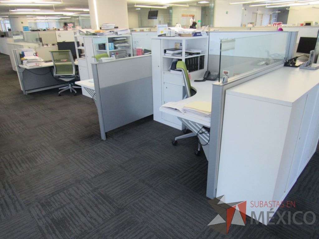 Lote 094 - Estación de trabajo para 3 personas con 3 gabinetes altos de 3 cajones, 1 puerta y 1 entrepaño color blanco. - Imagen 5