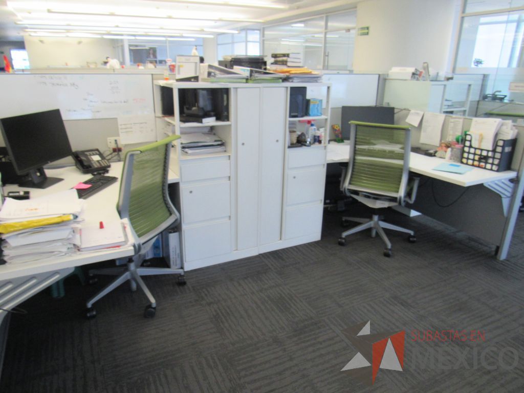 Lote 094 - Estación de trabajo para 3 personas con 3 gabinetes altos de 3 cajones, 1 puerta y 1 entrepaño color blanco. - Imagen 8