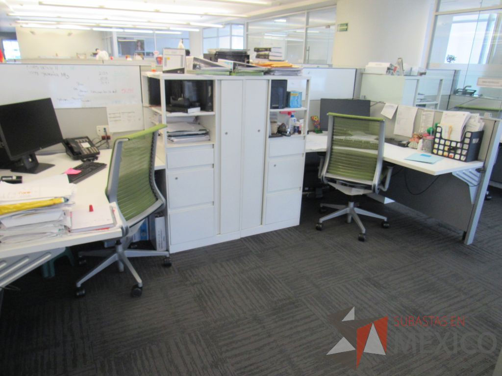 Lote 094 - Estación de trabajo para 3 personas con 3 gabinetes altos de 3 cajones, 1 puerta y 1 entrepaño color blanco. - Imagen 9