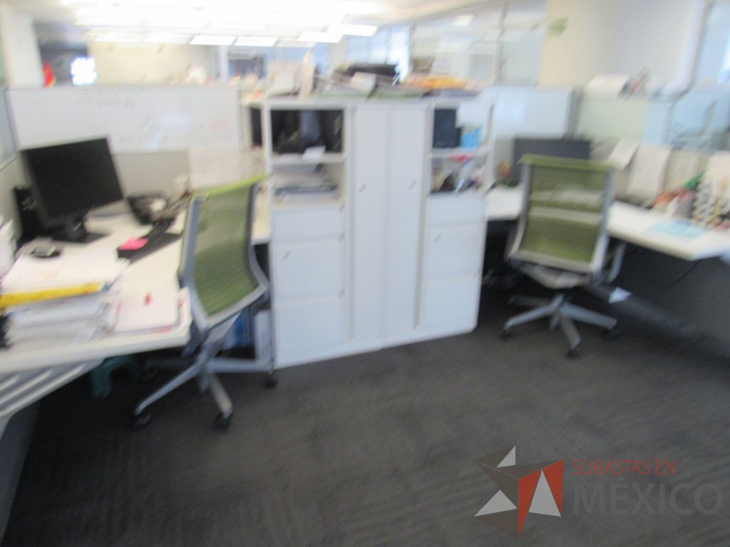 Lote 094 - Estación de trabajo para 3 personas con 3 gabinetes altos de 3 cajones, 1 puerta y 1 entrepaño color blanco. - Imagen 10