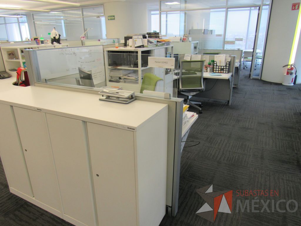 Lote 094 - Estación de trabajo para 3 personas con 3 gabinetes altos de 3 cajones, 1 puerta y 1 entrepaño color blanco. - Imagen 11