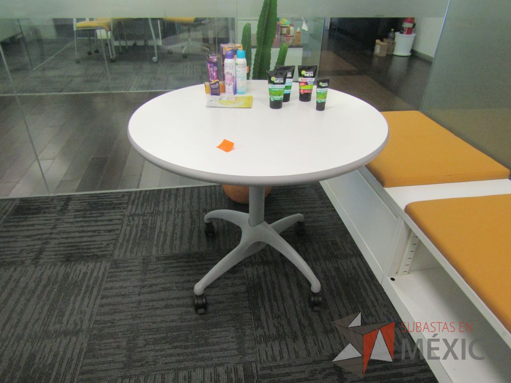 Lote 004 - Mesa de trabajo circular con estructura metálica color gris, ruedas color negro, cubierta color blanco. - Imagen 4