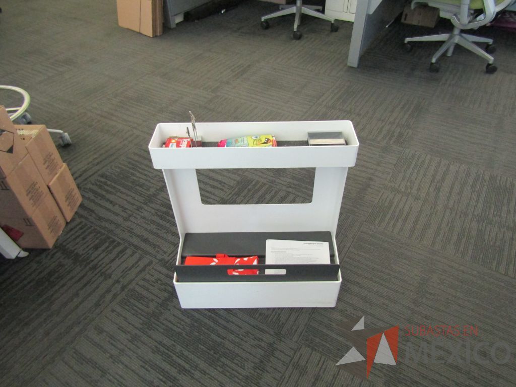 Lote 068 - Estación de trabajo para 8 personas lineal con 8 porta documentos , con 2 repisas y cubiertas color blanco. - Imagen 17