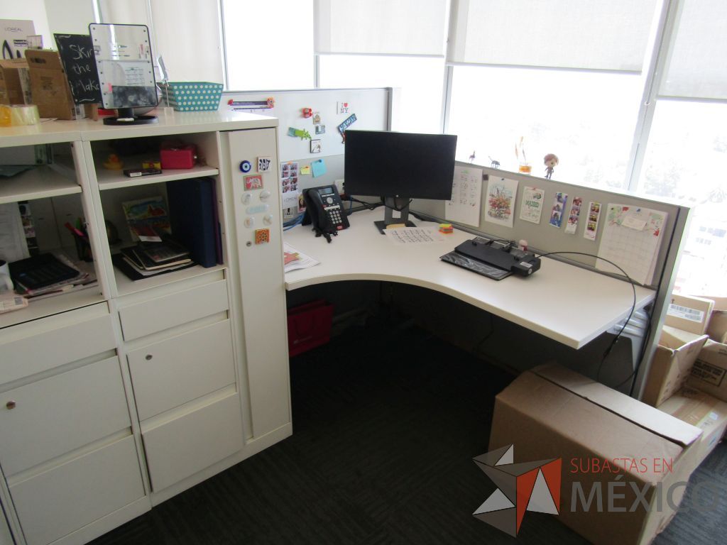 Lote 081 - Estación de trabajo para 10 personas con 10 gabinetes altos de 3 cajones, 1 puerta y 1 entrepaño color blanco. - Imagen 5