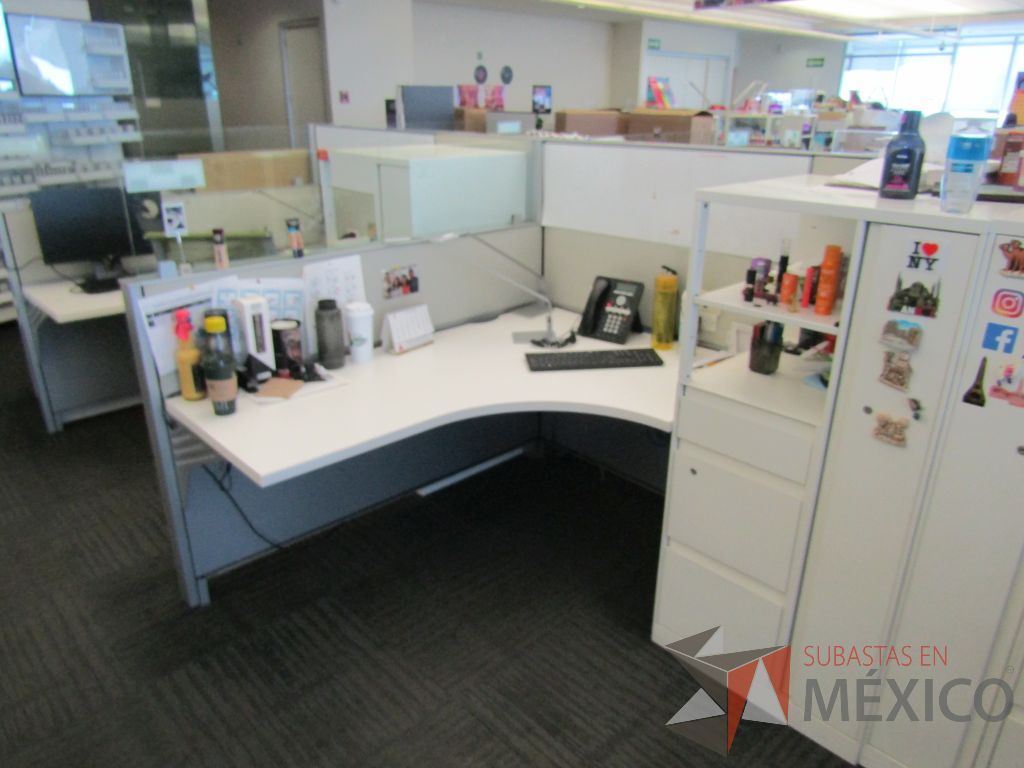 Lote 081 - Estación de trabajo para 10 personas con 10 gabinetes altos de 3 cajones, 1 puerta y 1 entrepaño color blanco. - Imagen 8