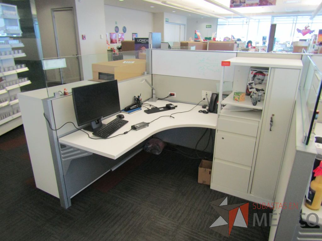 Lote 081 - Estación de trabajo para 10 personas con 10 gabinetes altos de 3 cajones, 1 puerta y 1 entrepaño color blanco. - Imagen 9