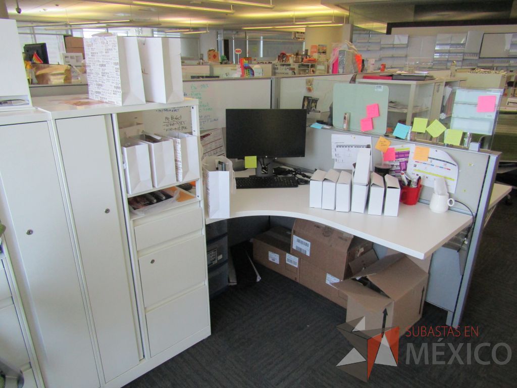 Lote 081 - Estación de trabajo para 10 personas con 10 gabinetes altos de 3 cajones, 1 puerta y 1 entrepaño color blanco. - Imagen 14