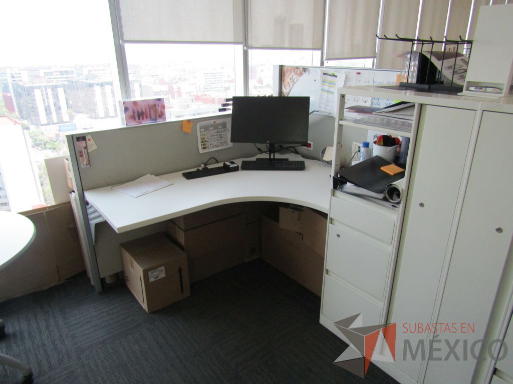 Lote 081 - Estación de trabajo para 10 personas con 10 gabinetes altos de 3 cajones, 1 puerta y 1 entrepaño color blanco. - Imagen 15