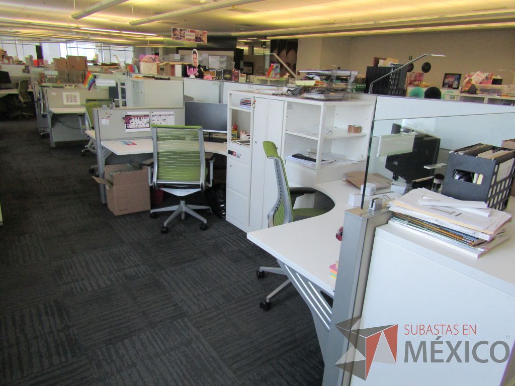Lote 082 - Estación de trabajo para 10 personas con 10 gabinetes altos de 3 cajones, 1 puerta y 1 entrepaño color blanco. - Imagen 4