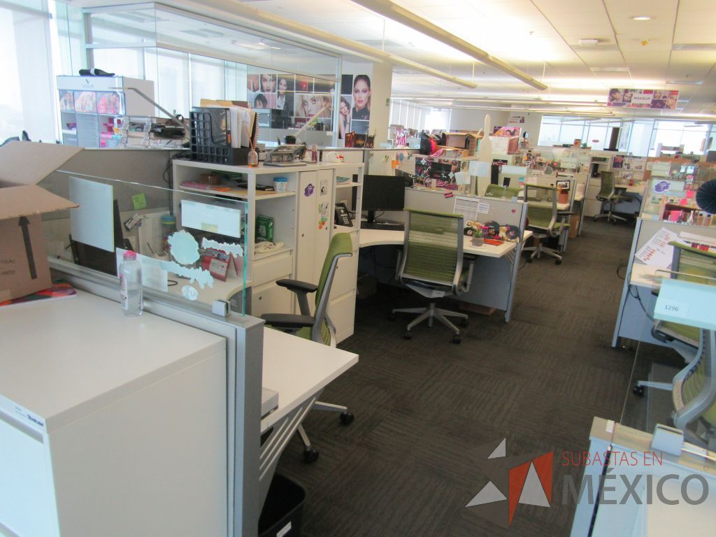 Lote 082 - Estación de trabajo para 10 personas con 10 gabinetes altos de 3 cajones, 1 puerta y 1 entrepaño color blanco. - Imagen 5