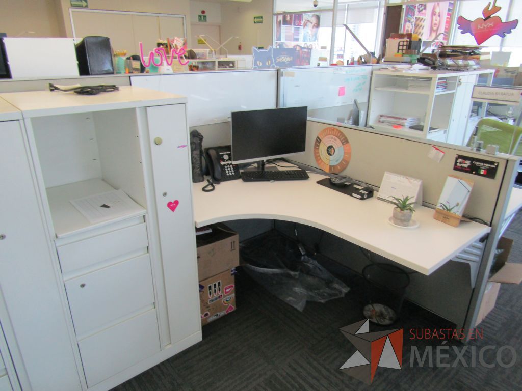 Lote 082 - Estación de trabajo para 10 personas con 10 gabinetes altos de 3 cajones, 1 puerta y 1 entrepaño color blanco. - Imagen 8