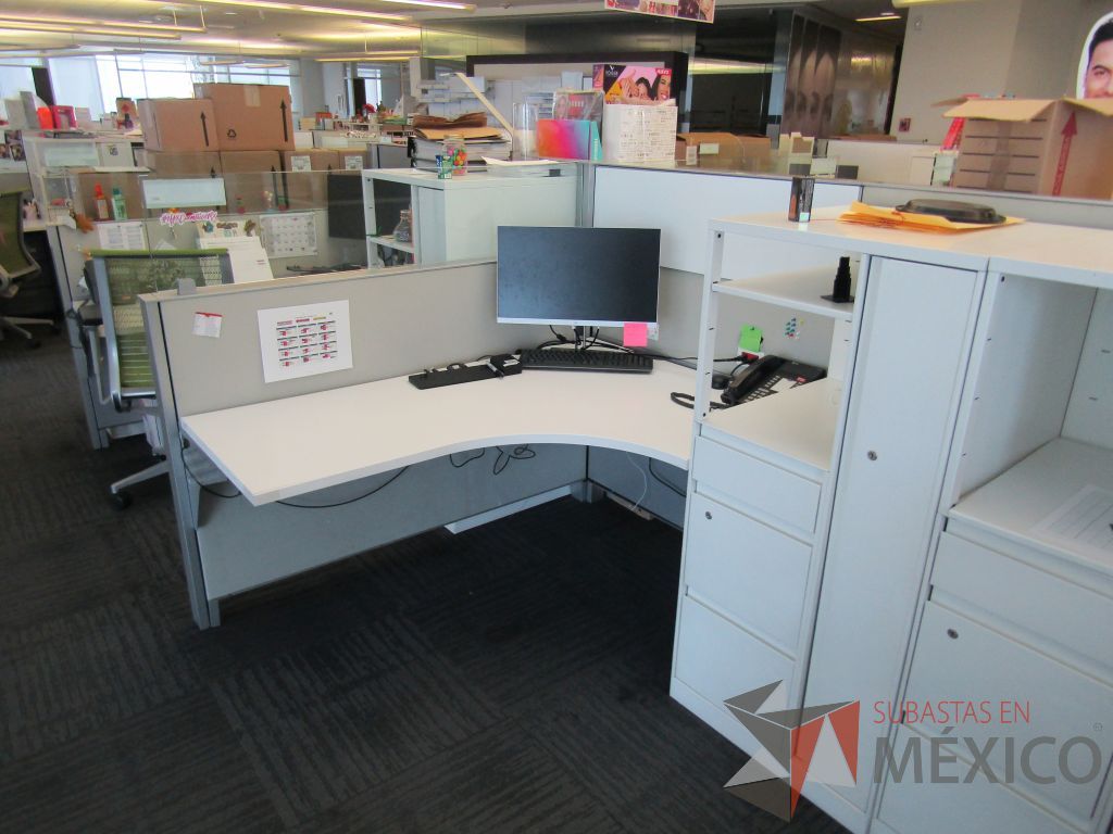 Lote 082 - Estación de trabajo para 10 personas con 10 gabinetes altos de 3 cajones, 1 puerta y 1 entrepaño color blanco. - Imagen 9