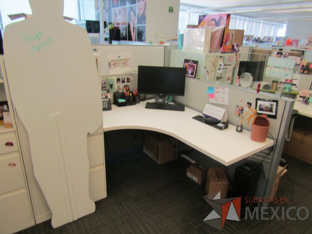 Lote 082 - Estación de trabajo para 10 personas con 10 gabinetes altos de 3 cajones, 1 puerta y 1 entrepaño color blanco. - Imagen 12
