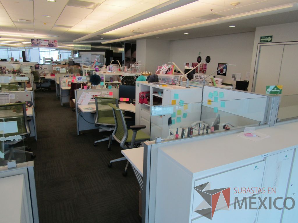 Lote 083 - Estación de trabajo para 10 personas con 10 gabinetes altos de 3 cajones, 1 puerta y 1 entrepaño color blanco. - Imagen 2