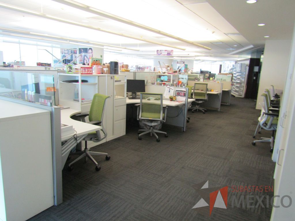 Lote 083 - Estación de trabajo para 10 personas con 10 gabinetes altos de 3 cajones, 1 puerta y 1 entrepaño color blanco. - Imagen 3
