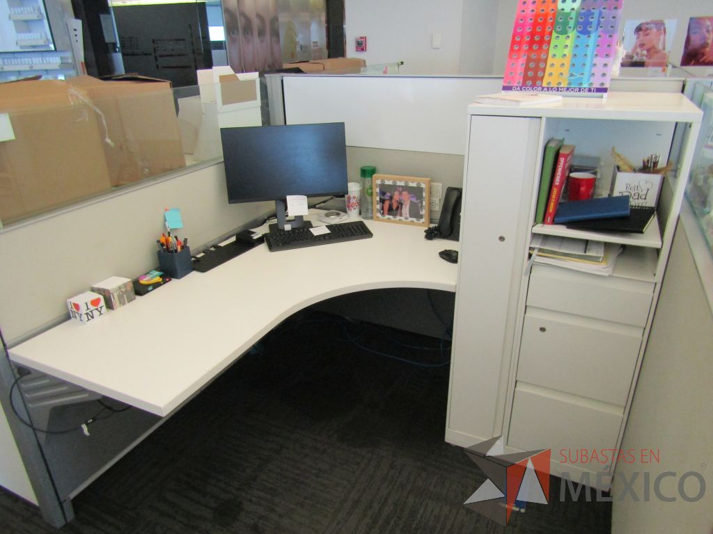 Lote 083 - Estación de trabajo para 10 personas con 10 gabinetes altos de 3 cajones, 1 puerta y 1 entrepaño color blanco. - Imagen 6