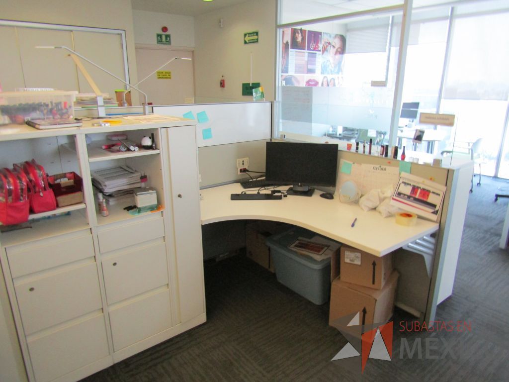 Lote 083 - Estación de trabajo para 10 personas con 10 gabinetes altos de 3 cajones, 1 puerta y 1 entrepaño color blanco. - Imagen 10