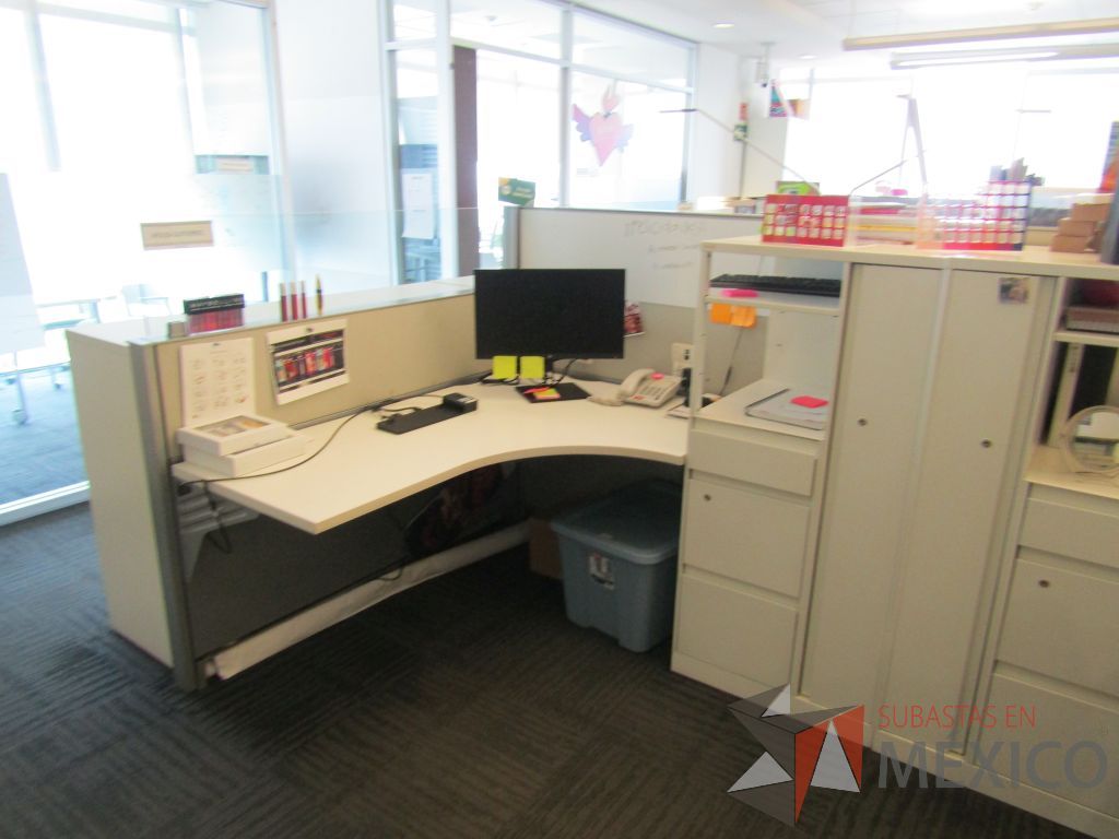 Lote 083 - Estación de trabajo para 10 personas con 10 gabinetes altos de 3 cajones, 1 puerta y 1 entrepaño color blanco. - Imagen 11