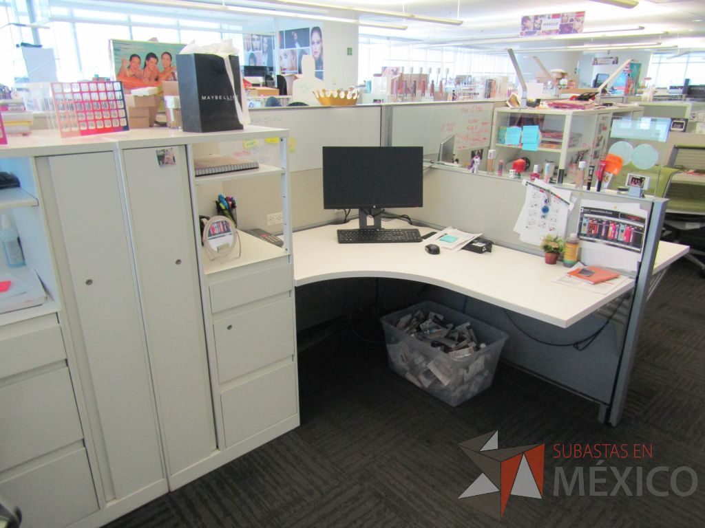 Lote 083 - Estación de trabajo para 10 personas con 10 gabinetes altos de 3 cajones, 1 puerta y 1 entrepaño color blanco. - Imagen 12