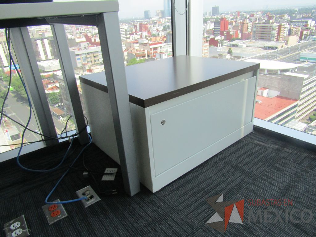 Lote 003 - Oficina operativa con escritorio, gabinete y mesa de apoyo triangular con ruedas y gabinete de 1 cajón. - Imagen 7