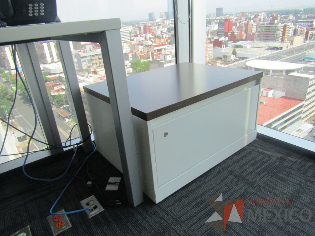 Lote 003 - Oficina operativa con escritorio, gabinete y mesa de apoyo triangular con ruedas y gabinete de 1 cajón. - Imagen 8