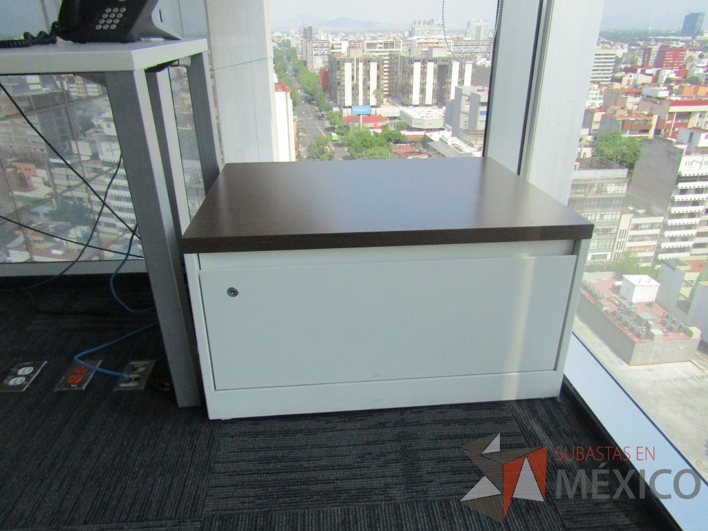 Lote 003 - Oficina operativa con escritorio, gabinete y mesa de apoyo triangular con ruedas y gabinete de 1 cajón. - Imagen 9