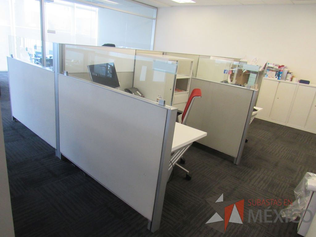 Lote 018 - Estación de trabajo para 5 personas color blanco, 1 credenza de 1 cajón,1 espacio para documentos y cojín de tela color azul - Imagen 3
