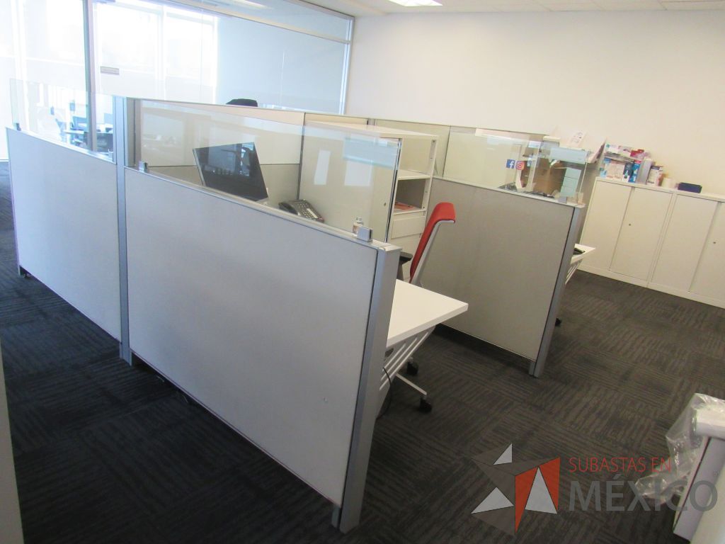Lote 018 - Estación de trabajo para 5 personas color blanco, 1 credenza de 1 cajón,1 espacio para documentos y cojín de tela color azul - Imagen 4