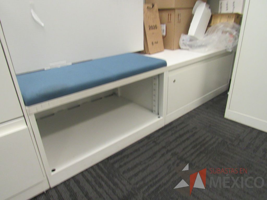 Lote 018 - Estación de trabajo para 5 personas color blanco, 1 credenza de 1 cajón,1 espacio para documentos y cojín de tela color azul - Imagen 6
