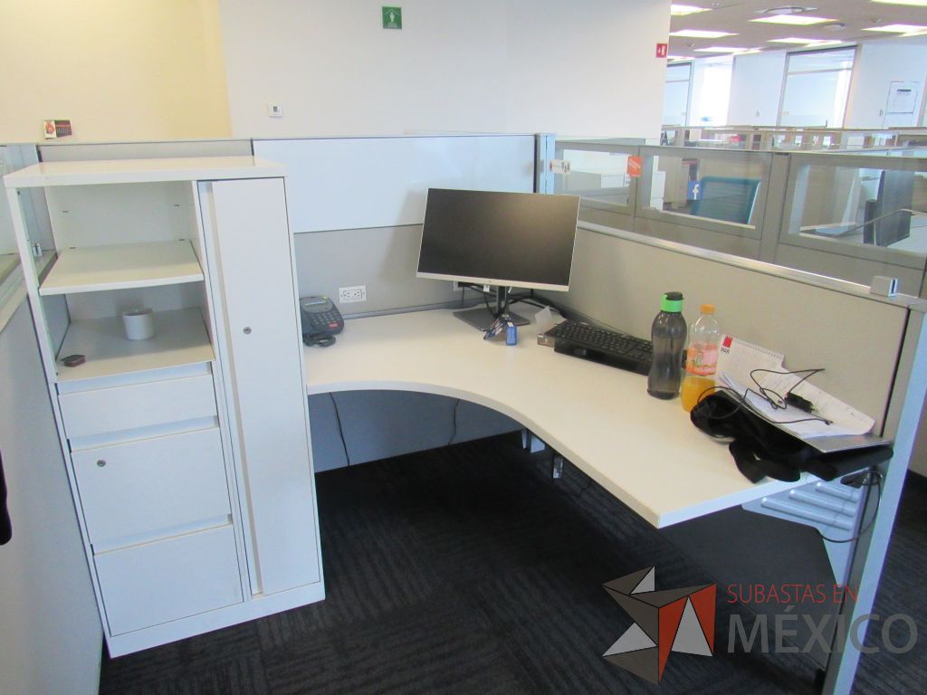 Lote 018 - Estación de trabajo para 5 personas color blanco, 1 credenza de 1 cajón,1 espacio para documentos y cojín de tela color azul - Imagen 9