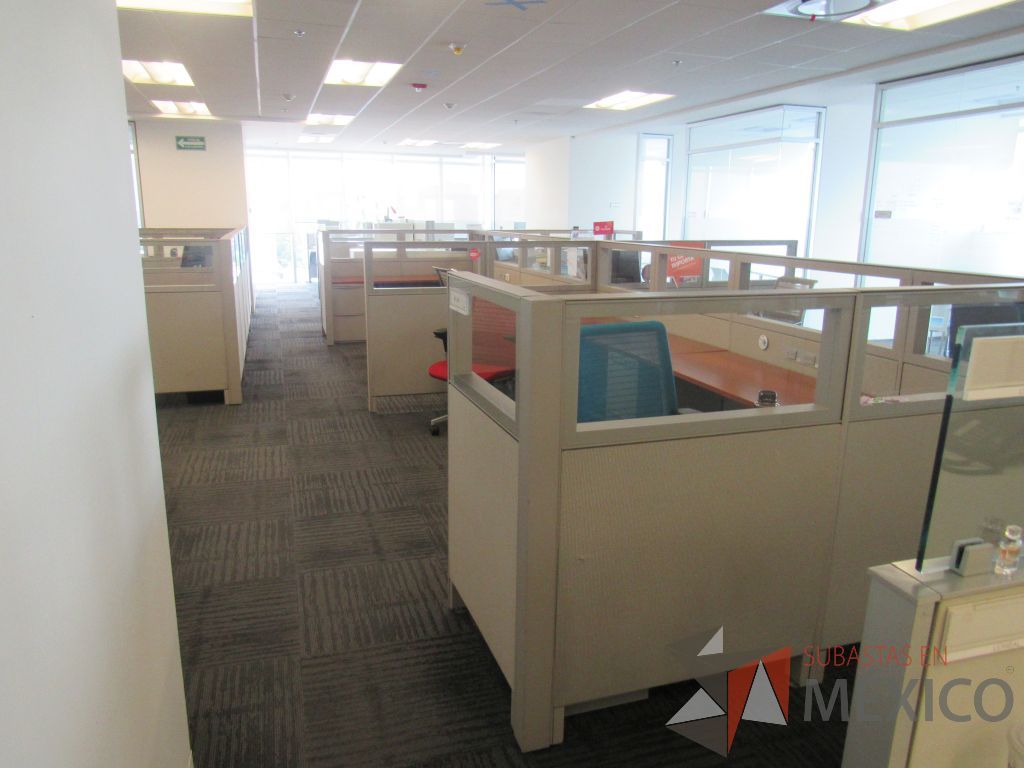 Lote 056 - Estación de trabajo para 8 personas de mampara baja con 8 archiveros de pedestal de 2 cajones. - Imagen 2